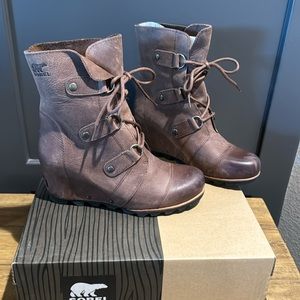 Sorel- Joan of Arctic Wedge Midi- TOBACCO